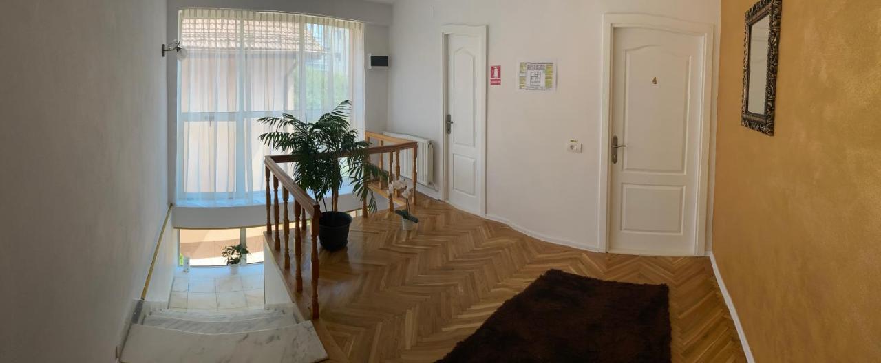 Hotel Casa Cattleya Târgu Jiu Esterno foto