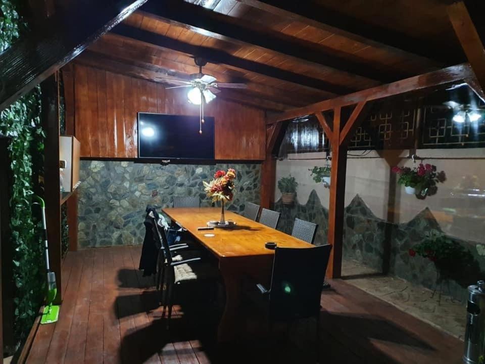 Hotel Casa Cattleya Târgu Jiu Esterno foto